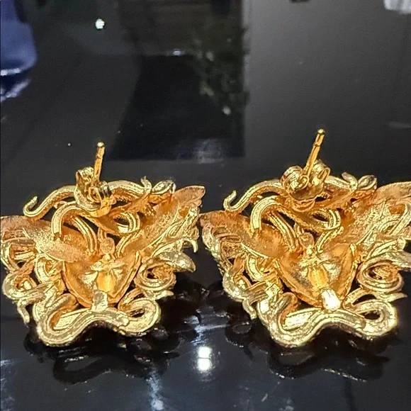 Authentic Vintage Versace Medusa Clip-On Earrings – Made in Italy - Picture 4 of 6